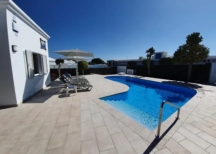 Willa 2 Bedroom Cassandra And Katrina With Private Heated Pools. Puerto del Carmen (Lanzarote)